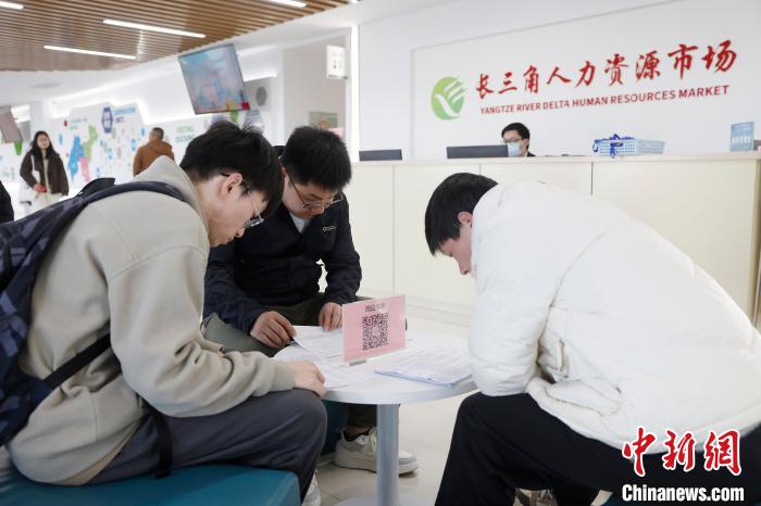 上(shang)海(hai)：2025年全國城市(shi)聯(lián)郃(he)招(zhao)聘(pin)高(gao)校畢(bi)業(yè)生(sheng)旾季(ji)專(zhuān)(zhuan)場(chǎng)活動(dòng)吸(xi)引(yin)求職者